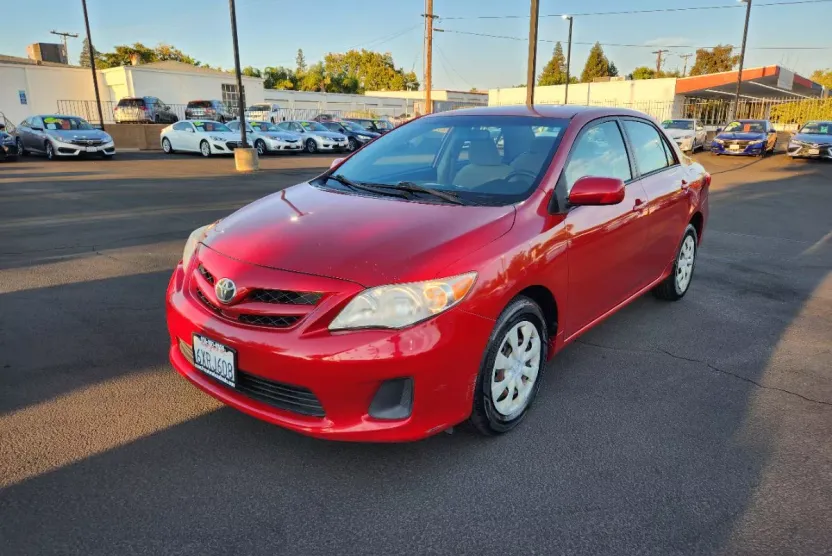 2011 Toyota Corolla LE photo 1