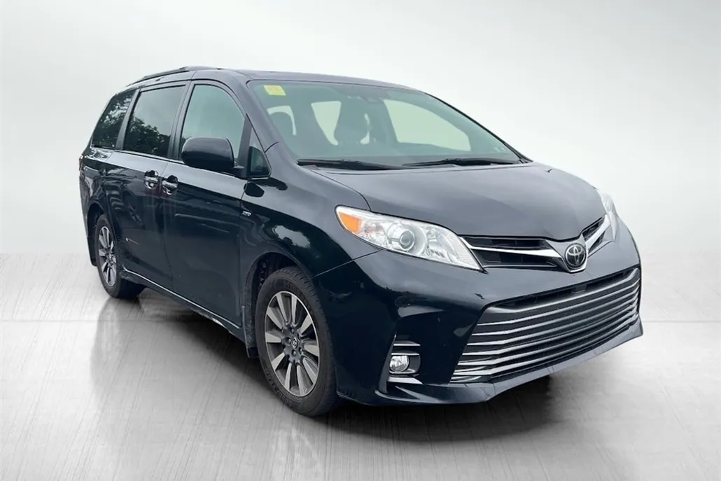 2020 Toyota Sienna XLE Premium photo 1