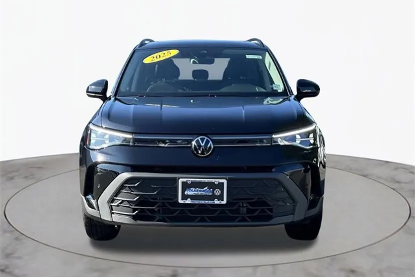 2025 Volkswagen Taos SE photo 1