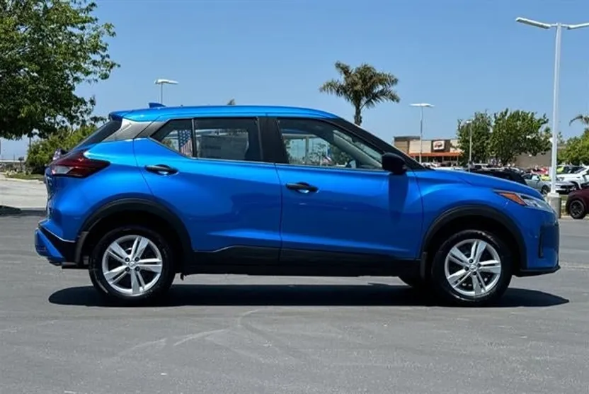 2025 Nissan Kicks Play S photo 1