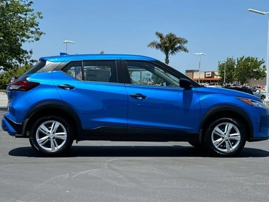 2025 Nissan Kicks Play S photo 1