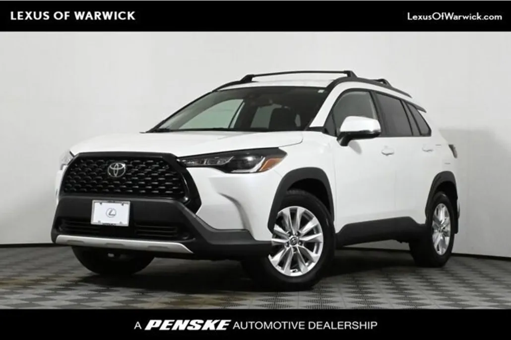 2022 Toyota Corolla Cross LE photo 1