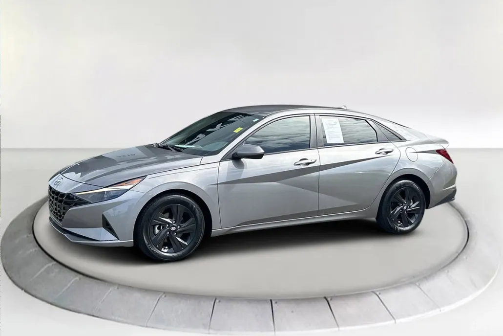 2022 Hyundai Elantra SEL photo 1
