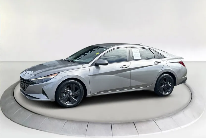 2022 Hyundai Elantra SEL photo 1