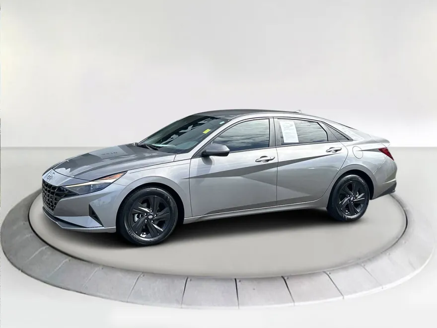 2022 Hyundai Elantra SEL photo 1