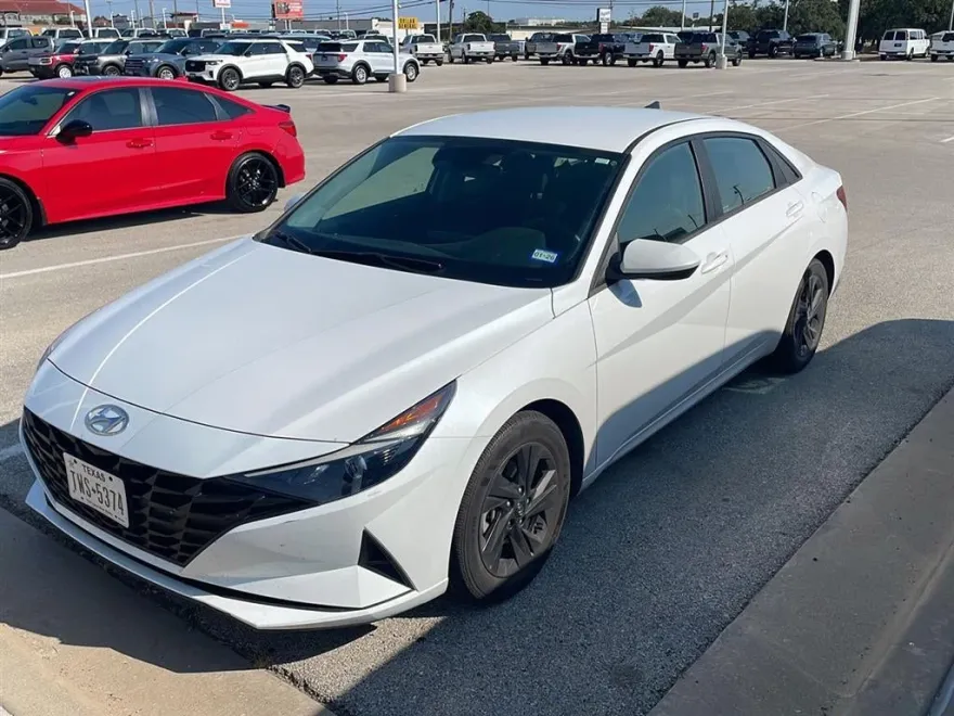 2022 Hyundai Elantra SEL photo 1
