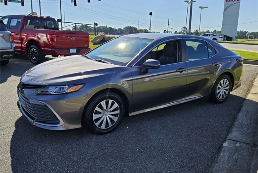2023 Toyota Camry Hybrid LE photo 1