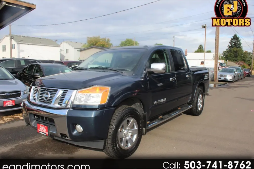 2015 Nissan Titan Crew Cab SV photo 1