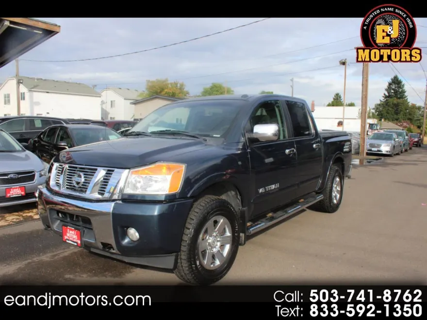 2015 Nissan Titan Crew Cab SV photo 1