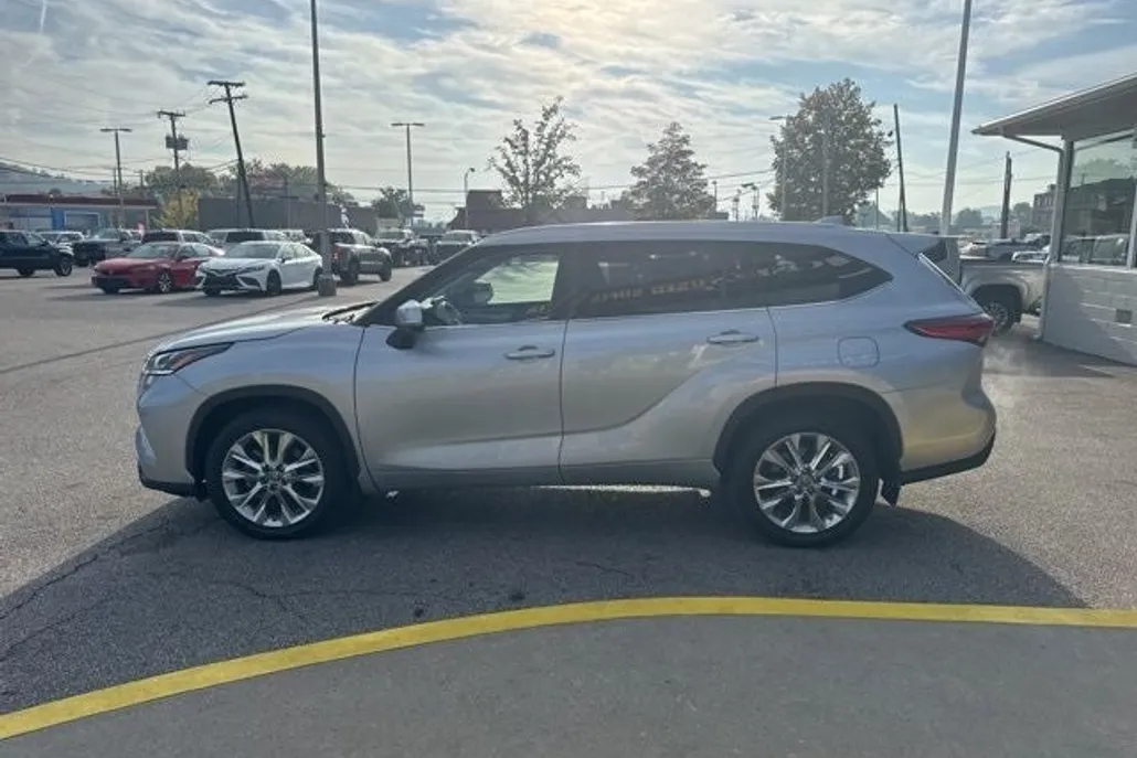 2023 Toyota Highlander Limited photo 1