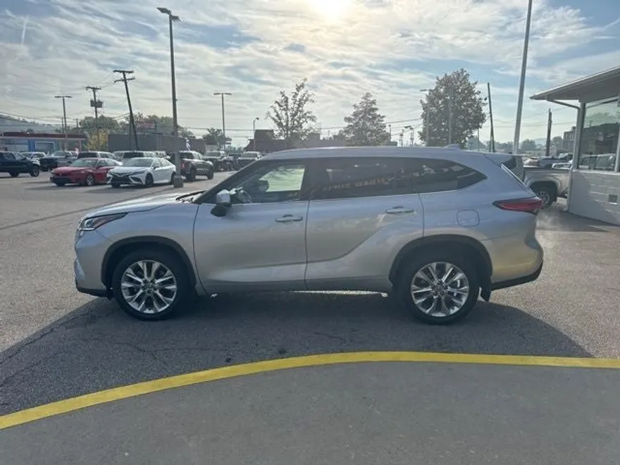 2023 Toyota Highlander Limited photo 1