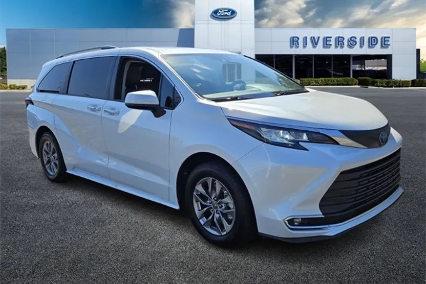 2023 Toyota Sienna XLE photo 1