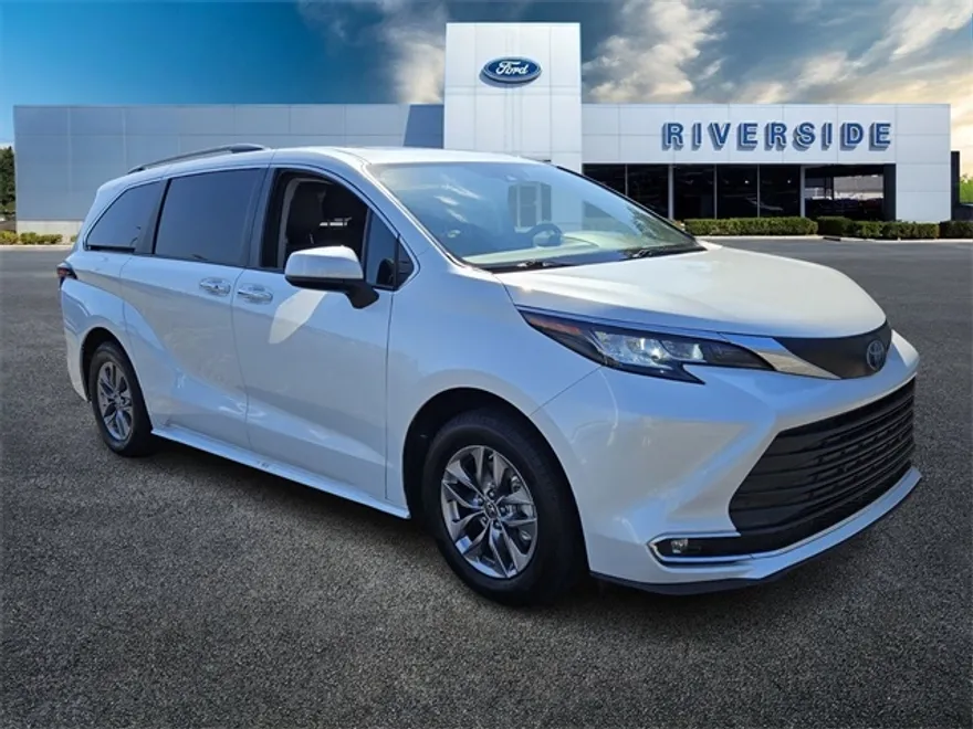 2023 Toyota Sienna XLE photo 1