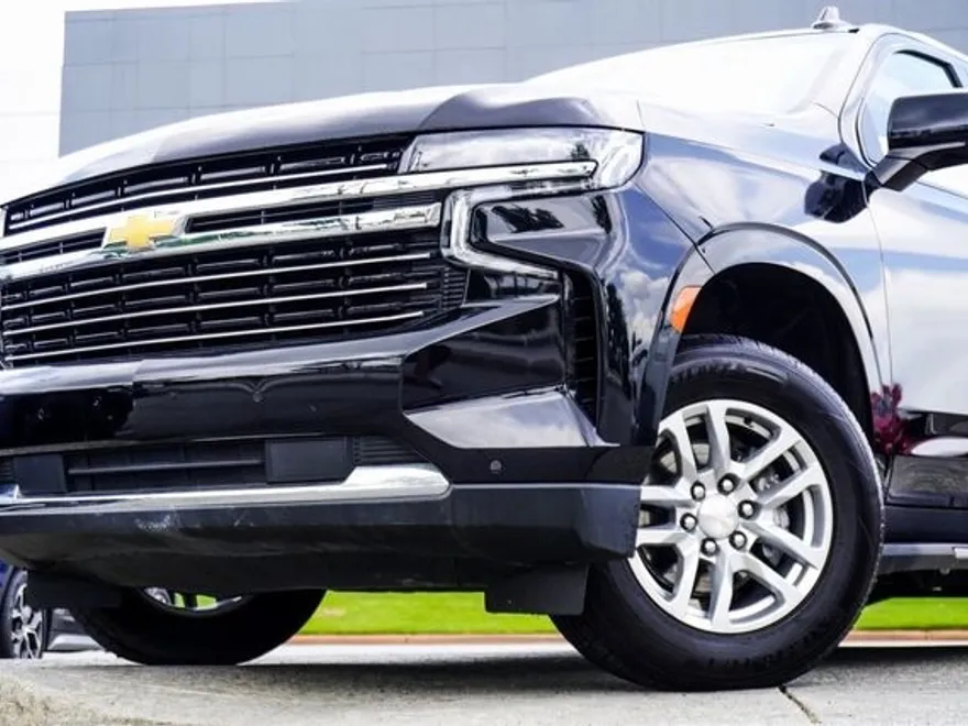 2022 Chevrolet Suburban LT photo 1