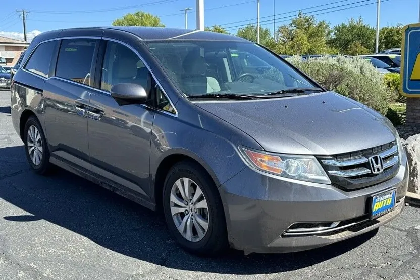 2016 Honda Odyssey SE photo 1
