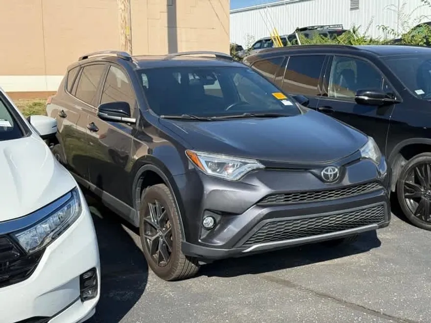 2017 Toyota RAV4 SE photo 1