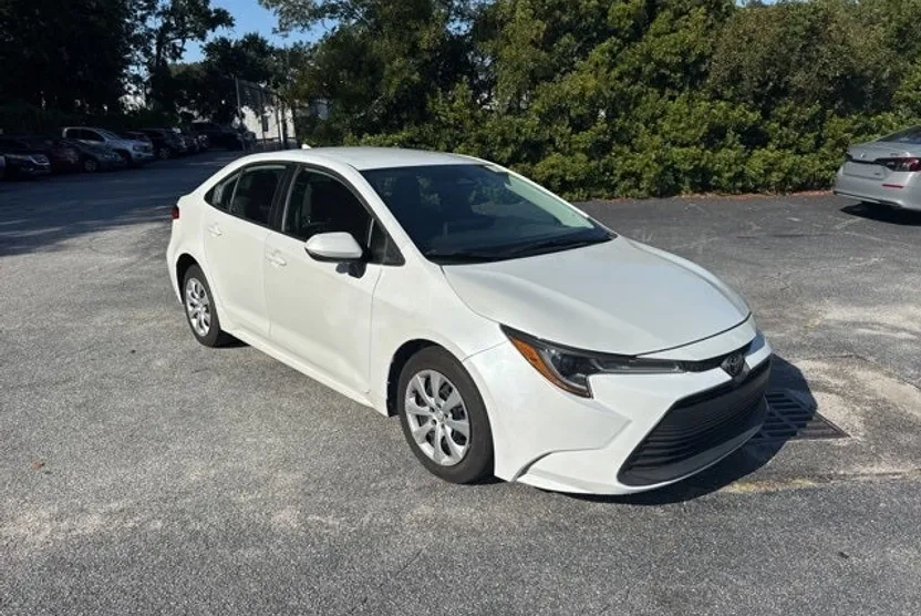 2023 Toyota Corolla LE photo 1