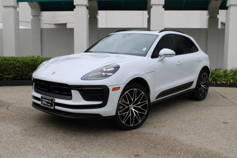 2025 Porsche Macan T photo 1