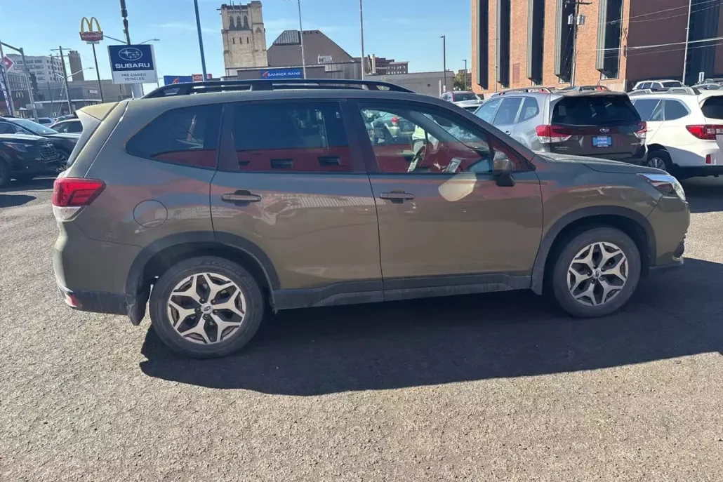 2023 Subaru Forester Premium photo 1