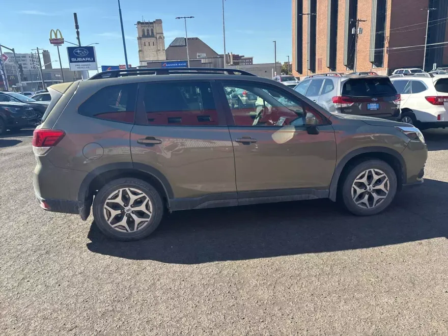 2023 Subaru Forester Premium photo 1