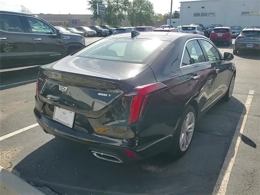2022 Cadillac CT4 Luxury photo 1