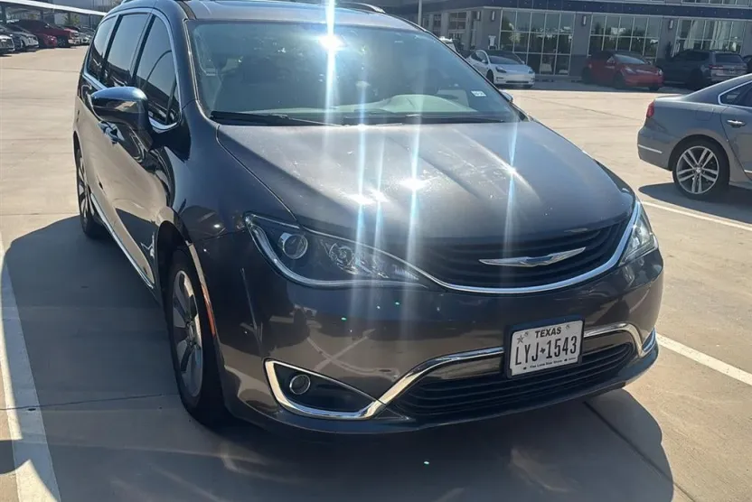 2018 Chrysler Pacifica Hybrid Limited photo 1