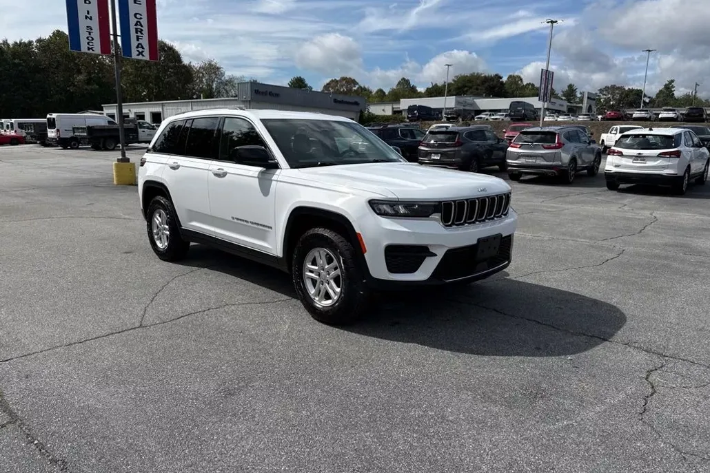 2022 Jeep Grand Cherokee Laredo photo 1