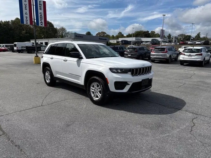 2022 Jeep Grand Cherokee Laredo photo 1