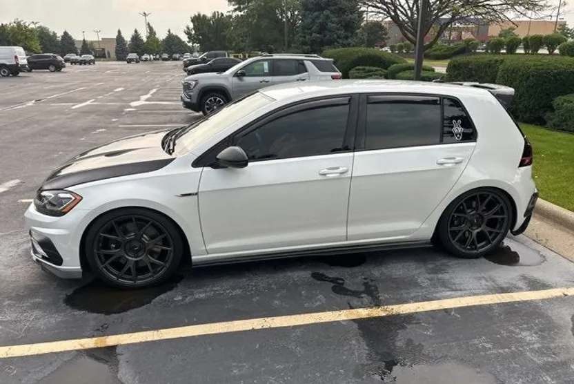 2019 Volkswagen Golf R photo 1