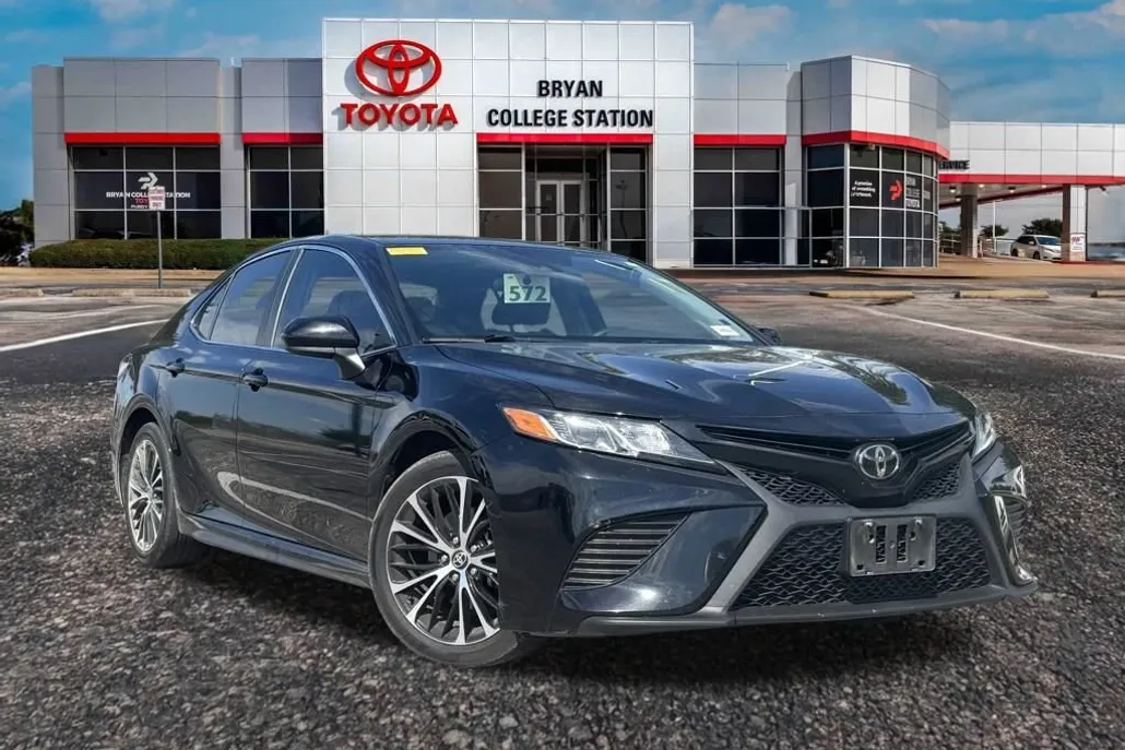 2020 Toyota Camry SE photo 1