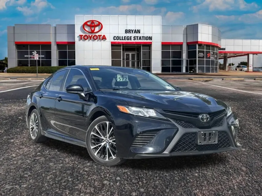 2020 Toyota Camry SE photo 1
