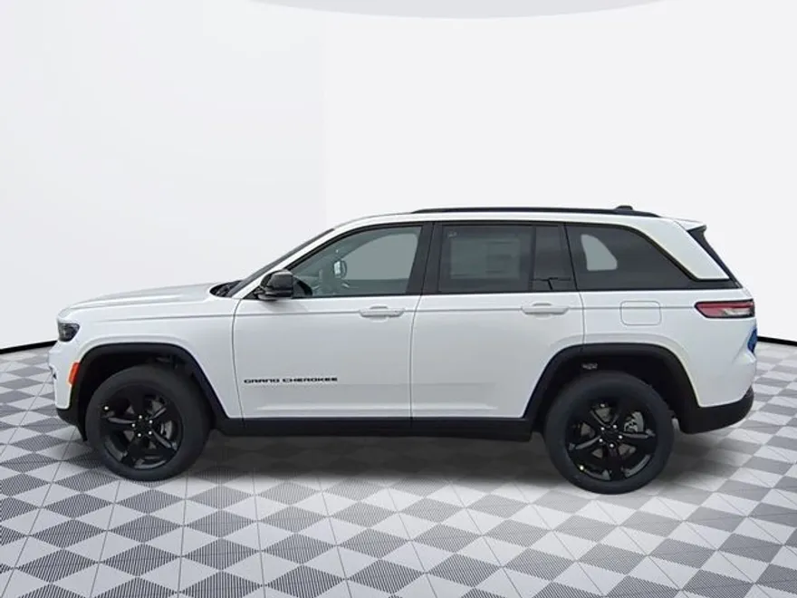 2025 Jeep Grand Cherokee Laredo photo 1