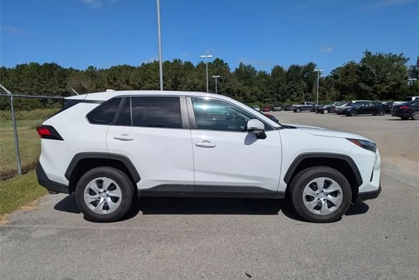 2024 Toyota RAV4 LE photo 1