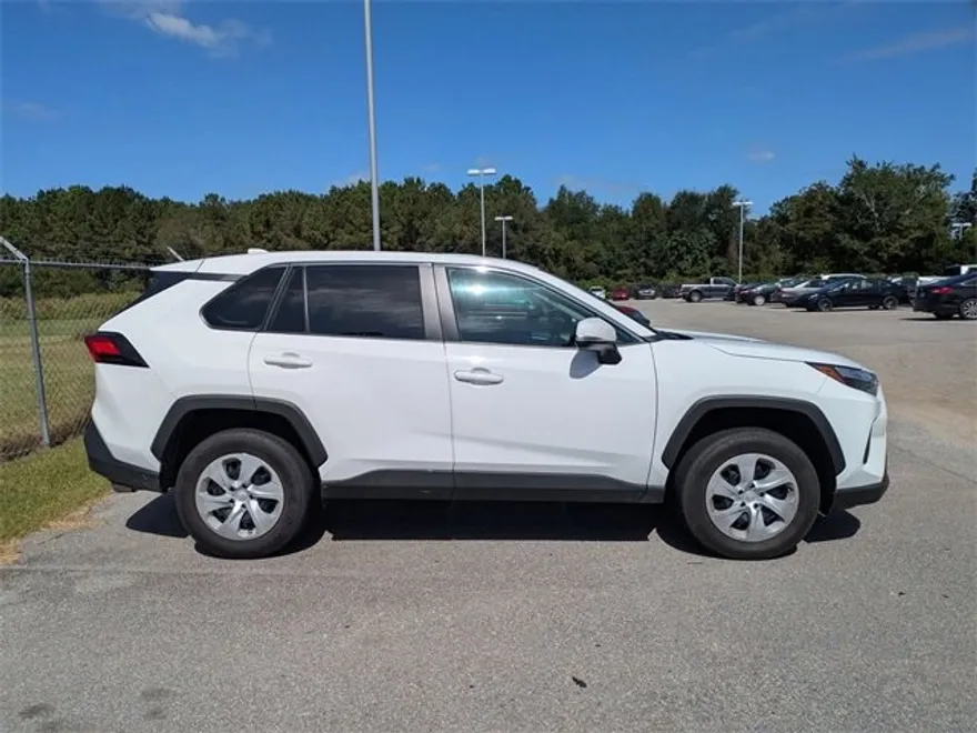 2024 Toyota RAV4 LE photo 1