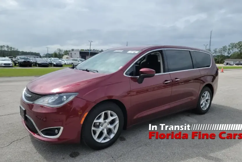 2017 Chrysler Pacifica Touring Plus photo 1