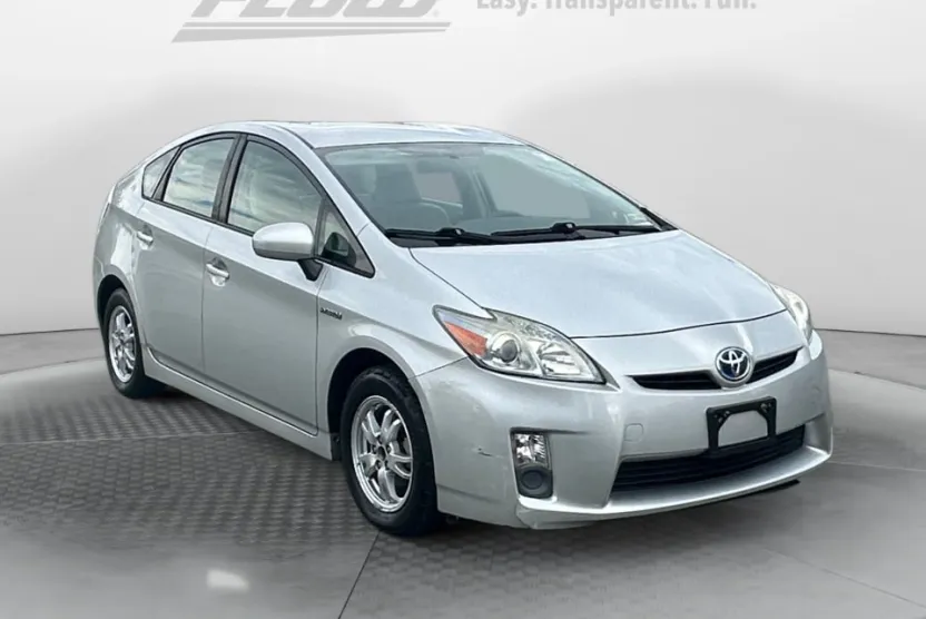 2010 Toyota Prius Three photo 1