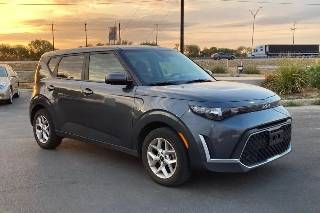 2024 Kia Soul LX photo 1