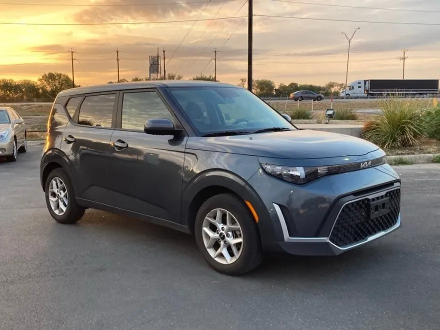 2024 Kia Soul LX photo 1