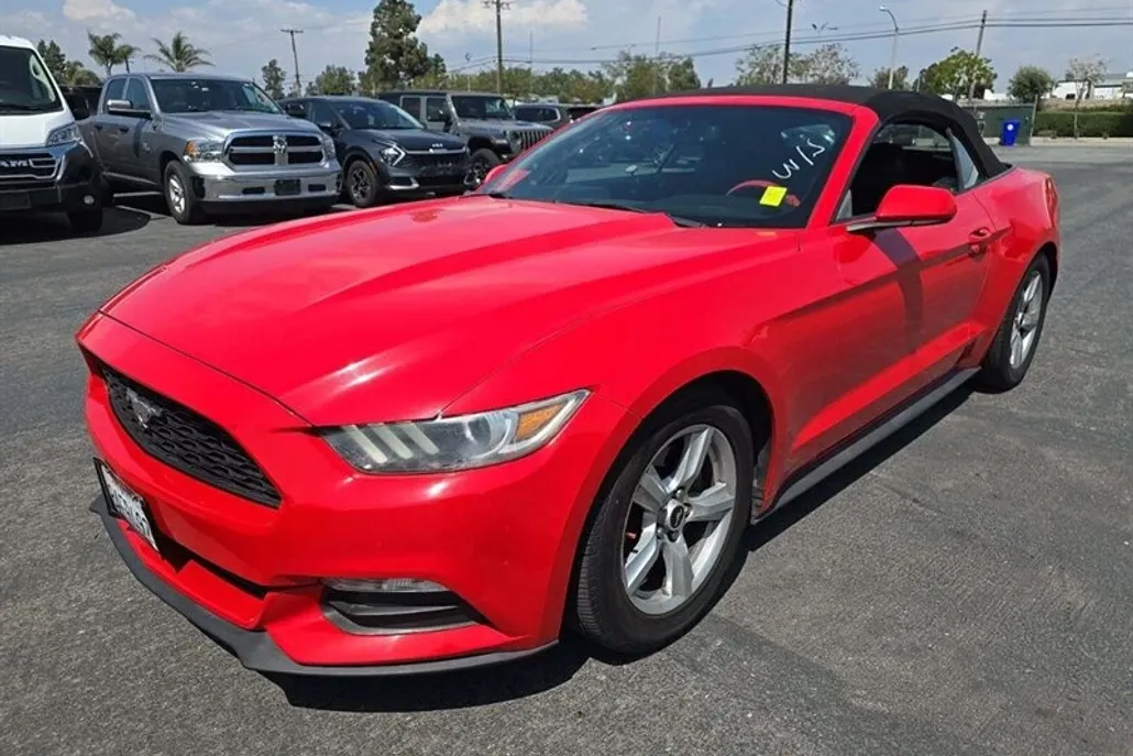 2015 Ford Mustang V6 Convertible photo 1
