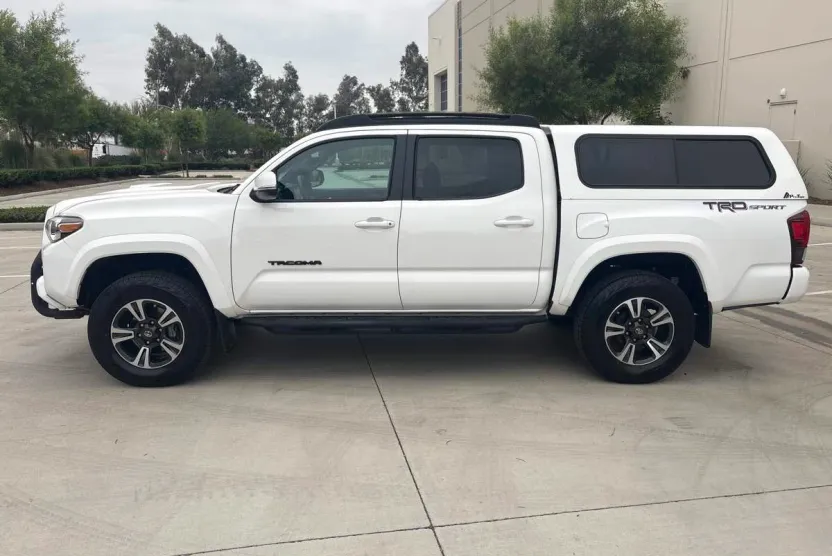 2019 Toyota Tacoma TRD Sport photo 1