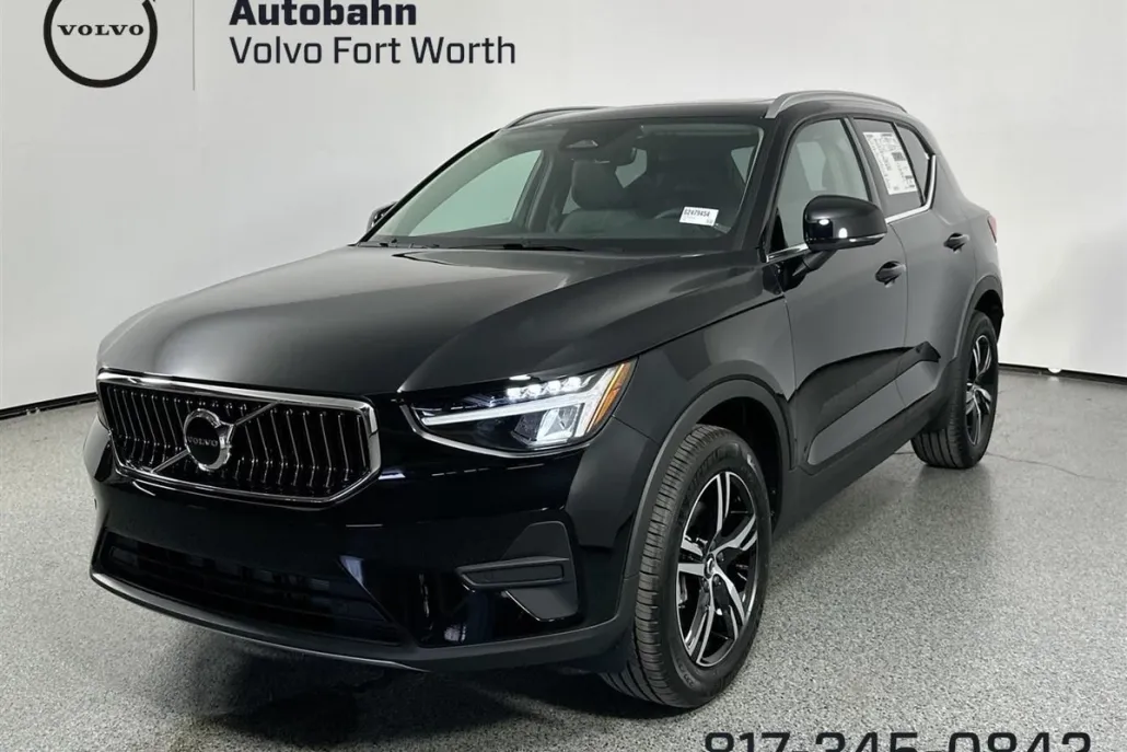 2025 Volvo XC40 AWD Core photo 1