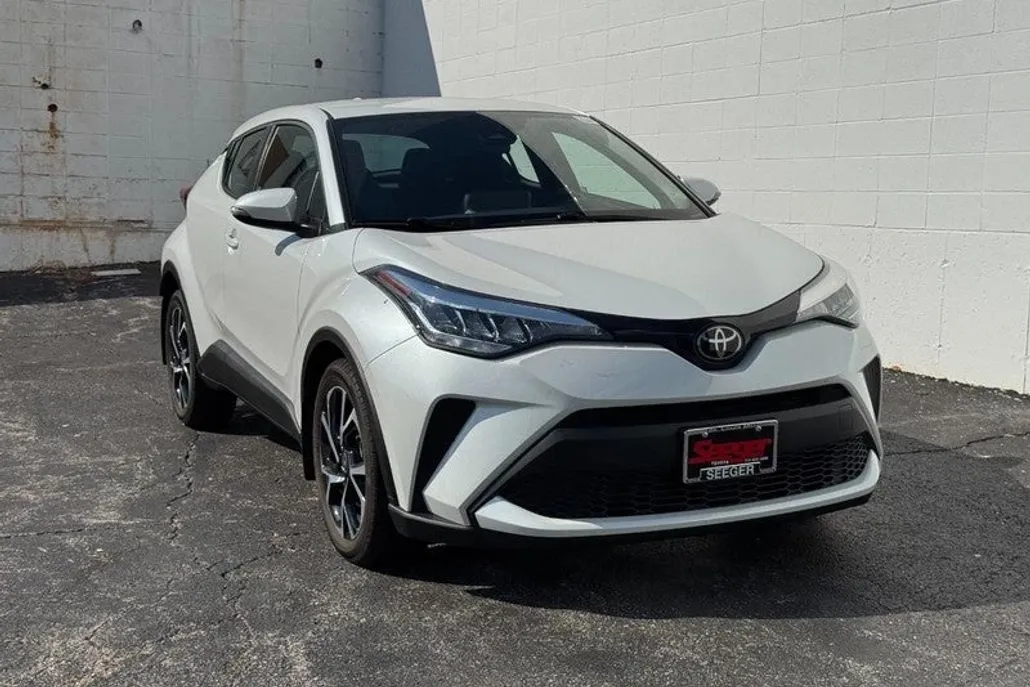 2022 Toyota C-HR XLE photo 1