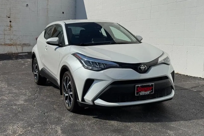 2022 Toyota C-HR XLE photo 1