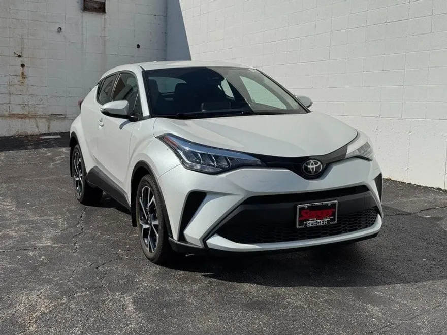 2022 Toyota C-HR XLE photo 1