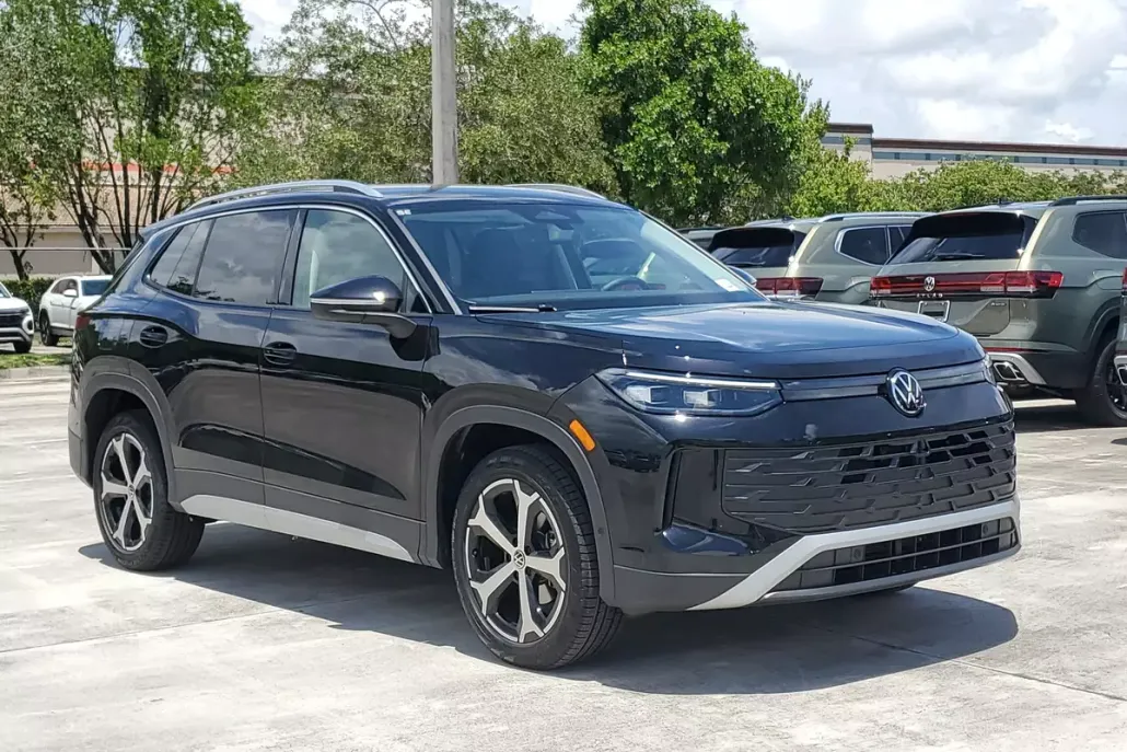 2025 Volkswagen Tiguan SE photo 1