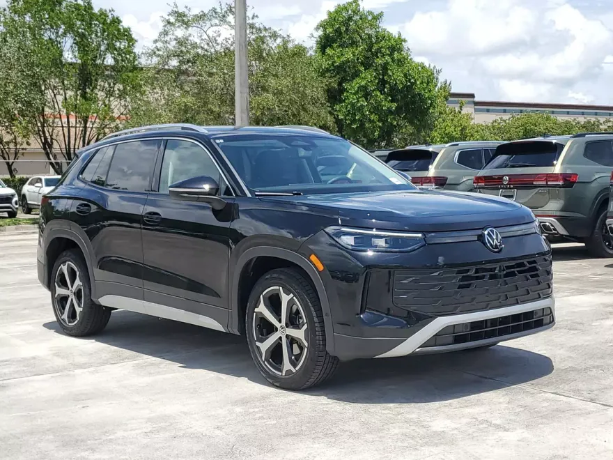2025 Volkswagen Tiguan SE photo 1