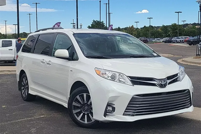 2019 Toyota Sienna XLE photo 1
