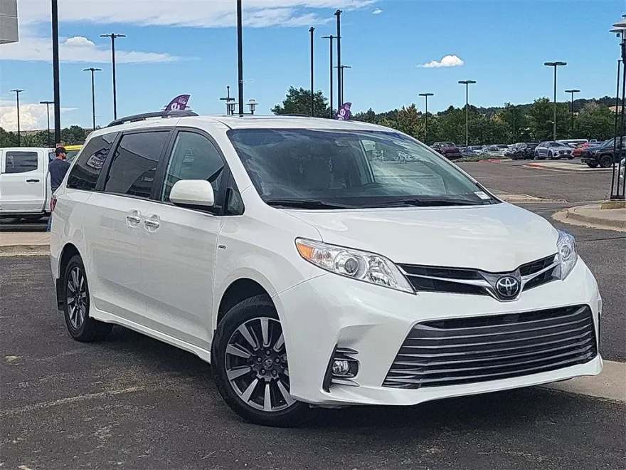 2019 Toyota Sienna XLE photo 1