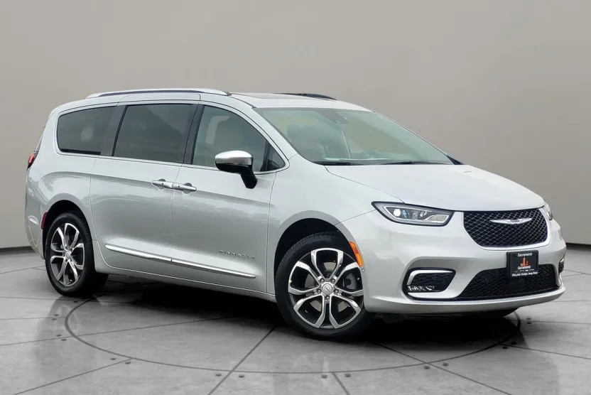 2026 Chrysler Pacifica Pinnacle photo 1