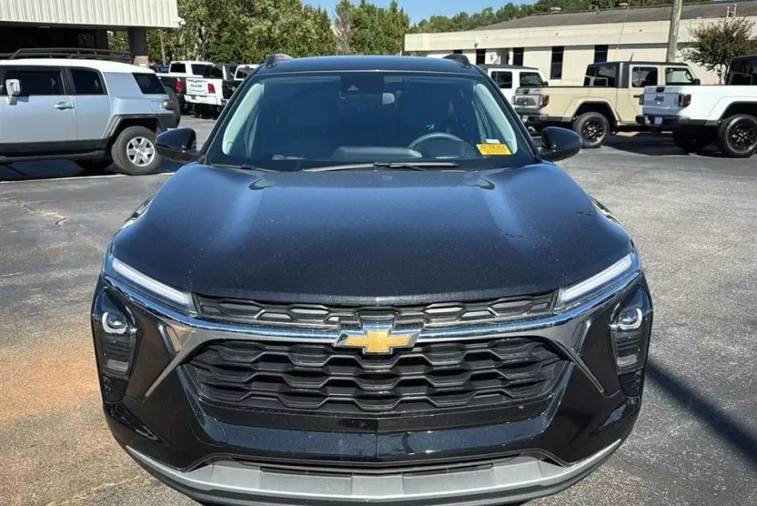 2025 Chevrolet Trax LT photo 1